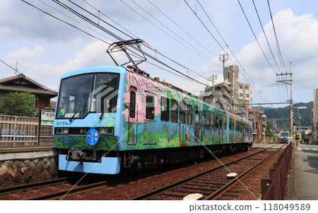 Eizan Electric Railway 800 series train stopping at Mototanaka Station 118049589