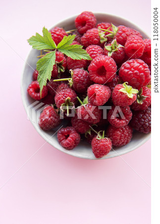 Fresh organic ripe raspberries Fresh organic ripe raspberries 118050004