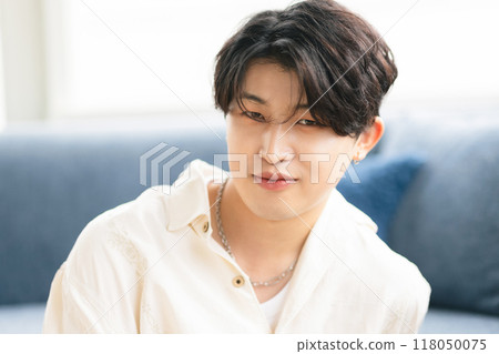 Young man doing make-up 118050075