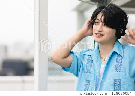 戴耳機的男人 118050094