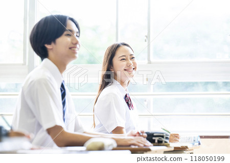 Classroom, boys and girls, high school, junior high school, smiling 118050199