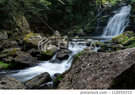 Couple's waterfall 118050353