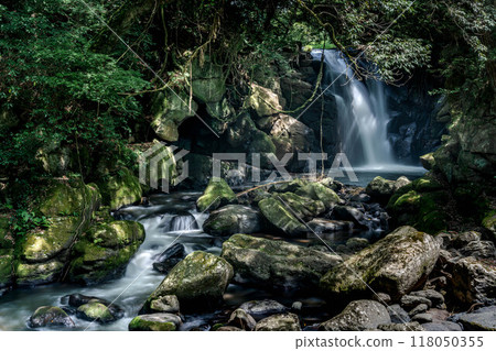 Couple's waterfall 118050355