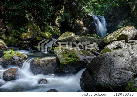 Couple's waterfall 118050356