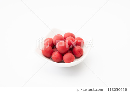 Crunchy plums of small plums Crunchy plums of small plums 118050636