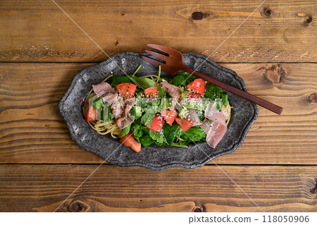 Cold pasta with tomato and prosciutto 118050906