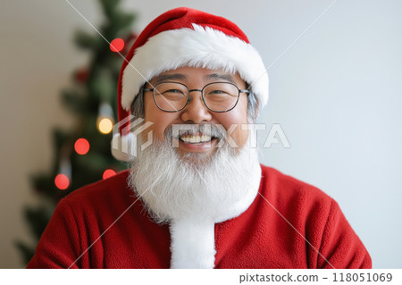 爸爸穿著聖誕老人服裝 118051069