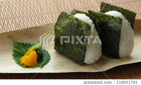 竹皮包海苔鹽三角飯糰泡菜休閒便當盒 竹皮包海苔鹽三角飯糰泡菜休閒便當盒 118051701