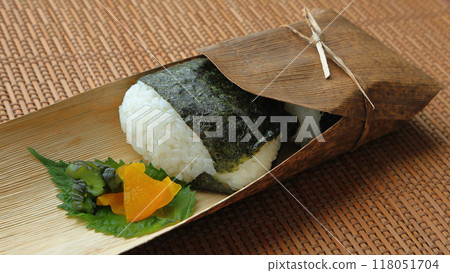 Traditional bamboo bento box with seaweed and salted rice balls 118051704