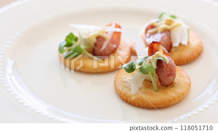 香腸和奶油起司小點心餅乾 派對開胃菜 香腸和奶油起司小點心餅乾 派對開胃菜 118051710
