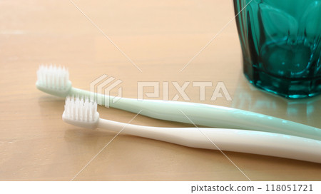 牙科診所治療圖像，木紋櫃檯上的牙刷 118051721