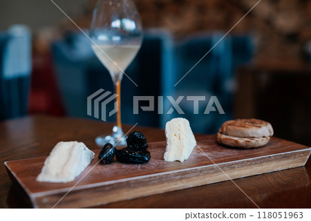 小吃套餐 葡萄酒和起司 小吃套餐 葡萄酒和起司 118051963