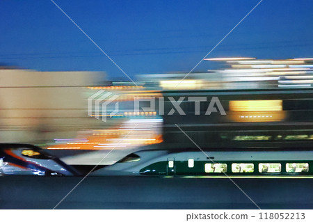 再現顏色 E2系列綠色新幹線以城市燈光為背景行駛 再現顏色 E2系列綠色新幹線以城市燈光為背景行駛 118052213