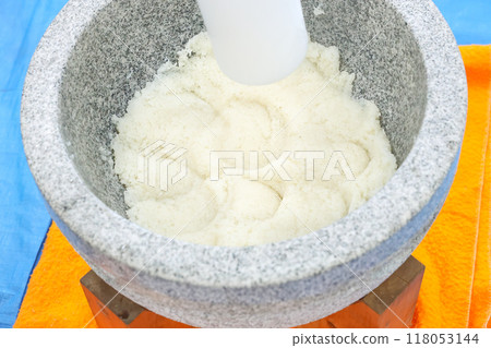 Pounding rice cakes Pounding rice cakes 118053144