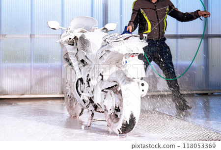High pressure motorcycle washing 118053369