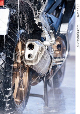 Cleaning the rear wheel and exhaust system of your motorcycle 118053372
