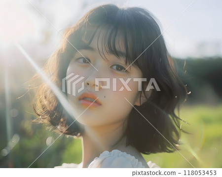 沐浴在柔和陽光下的亞洲女人 118053453