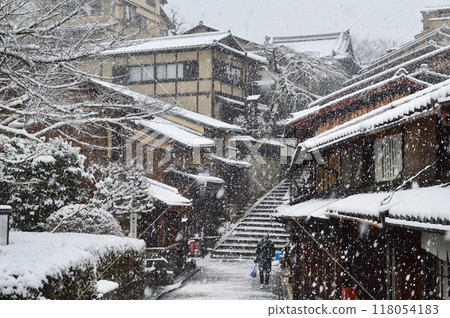 Walking along Sannenzaka in Higashiyama, Kyoto City in the early morning when it is snowing 118054183