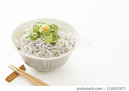 Kamadage shirasu 碗在白色背景上 Kamadage shirasu 碗在白色背景上 118055872