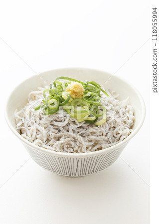 Kamadage shirasu 碗在白色背景上 118055994