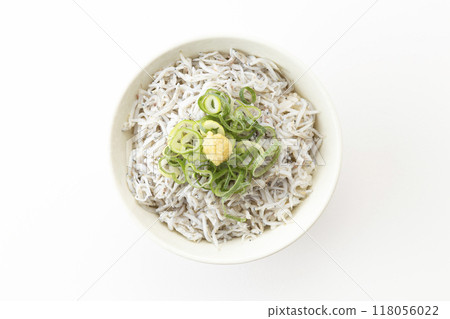 Kamadage shirasu 碗在白色背景上 118056022