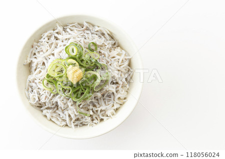 Kamadage shirasu 碗在白色背景上 118056024