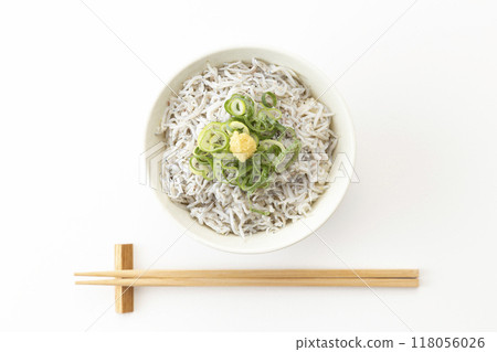 Kamadage shirasu 碗在白色背景上 118056026