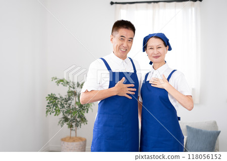 白色馬球衫的高級管家，藍色圍裙（男性和女性，已婚夫婦，獨立，退休） 118056152