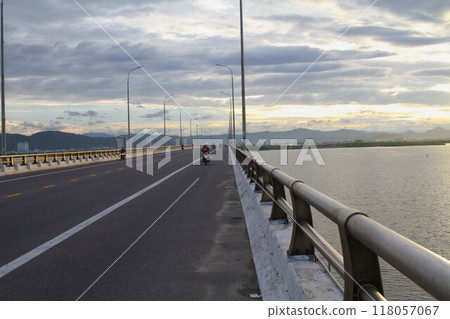 夏末的下午，越南歸仁市長長的Thinai大橋，蒼白的光線落在多雲的天空上。 118057067