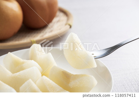 Peeled pear 118057411