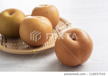 Pears in a colander Pears in a colander 118057543