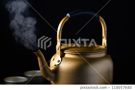 在舊水壺中燒開水 在舊水壺中燒開水 118057680