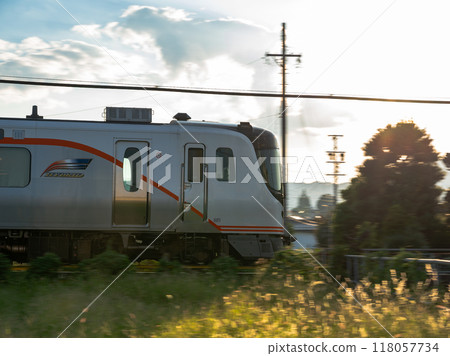 特快列車奔向夕陽 特快列車奔向夕陽 118057734