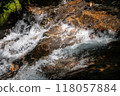 河水猛烈地流過岩石 118057884