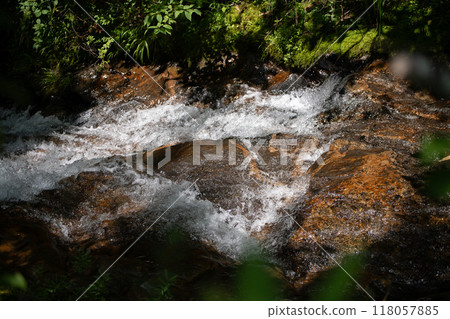 山間溪流濺起的水花 118057885