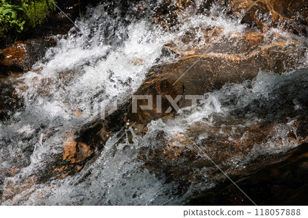 山間溪流濺起的水花 山間溪流濺起的水花 118057888