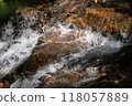 山間溪流濺起的水花 118057889