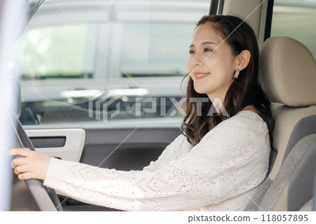 一名年輕女子開車 118057895