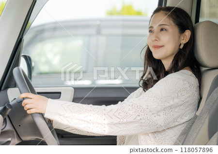 一名年輕女子開車 118057896