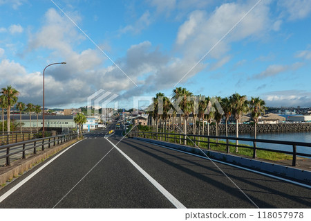 寬敞的鹿兒島海港（鹿兒島縣鹿兒島市）的清爽夏日早晨 118057978