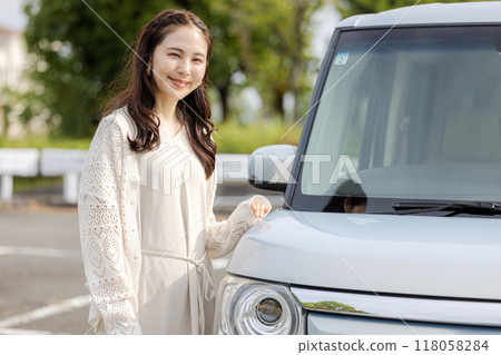 輕型汽車和年輕女性 118058284