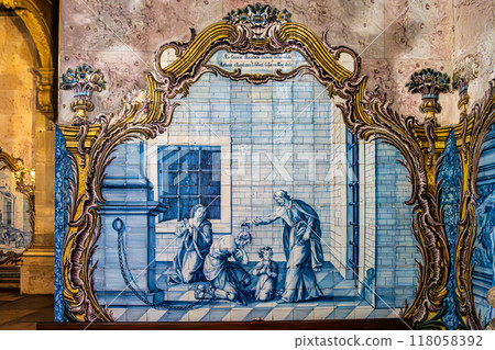 Interior of Igreja de Sao Juliao, St. Julian's Church in Setubal 118058392