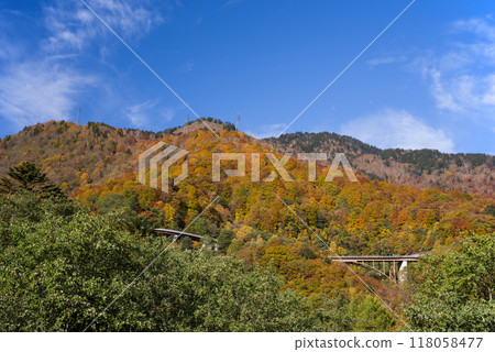 《Autumn leaves in Oku-Hida》View from Hirayu Onsen town towards Hirayu Tunnel on Route 158 118058477