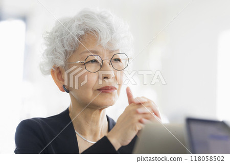 操作計算機的一位資深婦女 118058502