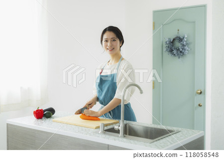 一個圍裙的女人在廚房做飯 118058548