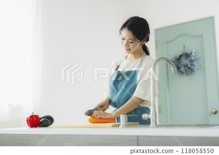 一個圍裙的女人在廚房做飯 一個圍裙的女人在廚房做飯 118058550