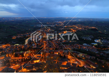 聖馬利諾共和國被義大利包圍，從世界遺產蒂塔諾山天文台欣賞博爾戈馬焦雷城市夜景 118058591