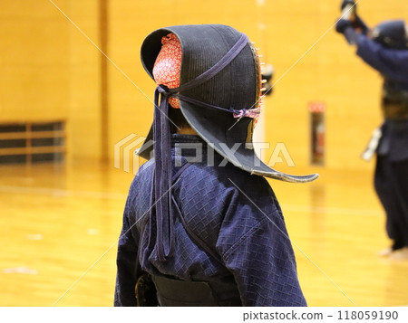 外表端莊嚴肅 外表端莊嚴肅 118059190