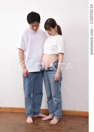 Young pregnant woman and her husband 118059219