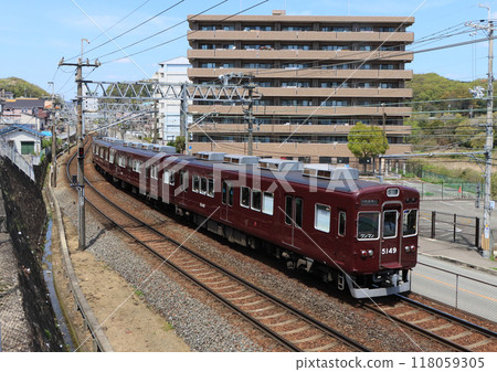 能鼻電鐵5100系列列車在瀧山站附近行駛 能鼻電鐵5100系列列車在瀧山站附近行駛 118059305